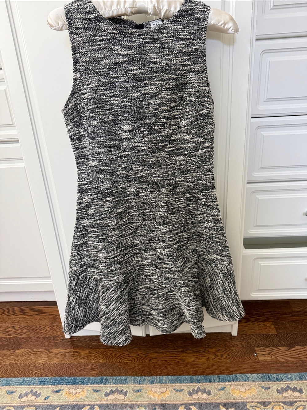 Sleeveless Black & White Knit Flounce Skirt